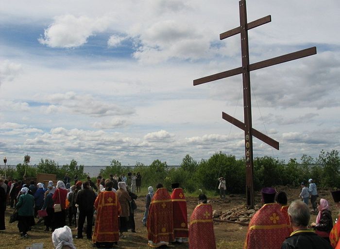 Большой крест памяти всех затопленных святынь в селе Мякса. Фото из личного архива протоиерея Геннадия Беловолова 