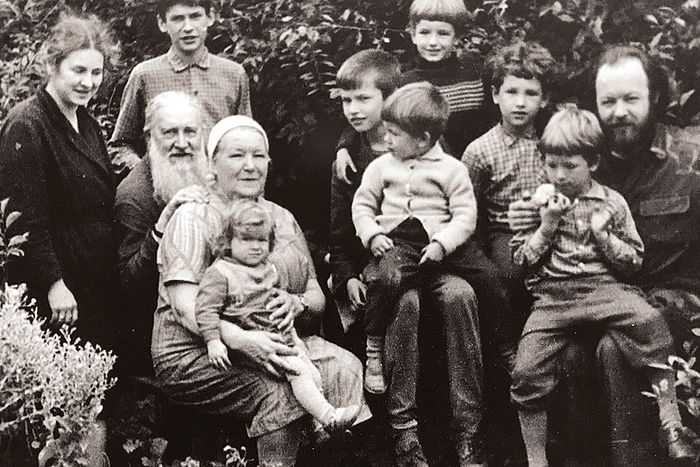 Отец Валериан с матушкой, родителями и детьми