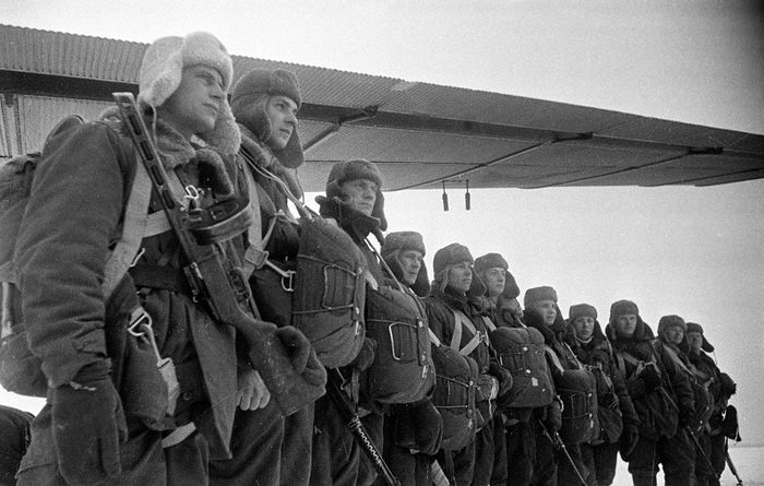 Советские десантники на зимнем аэродроме у самолета ТБ-3. Фото: waralbum.ru 