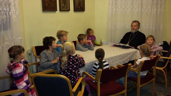 В приходе проводятся занятия по изучению основ православной веры для детей.