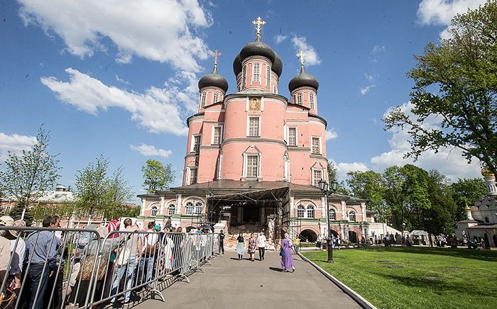 Очередь к мощам святителя Луки Крымского в Донском монастыре Москвы. Фото: Юлия Маковейчук 