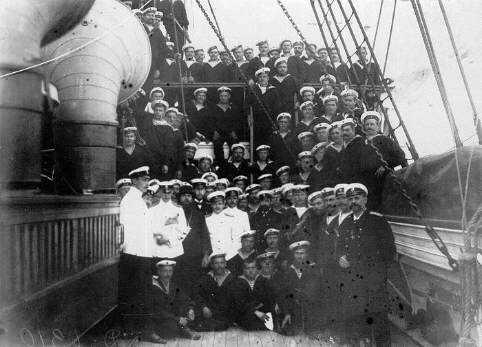Император Николай II в группе моряков на палубе судна. 1909