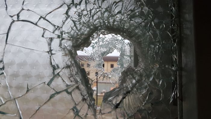 Окно, пробитое пулей террористов. Фото: Александр Егорцев