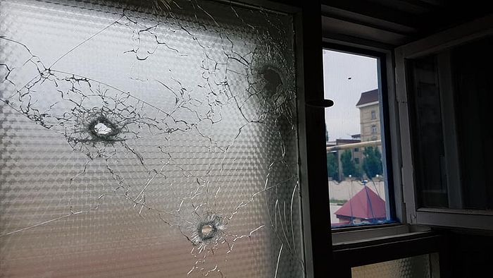 Окно, пробитое пулями террористов. Фото: Александр Егорцев