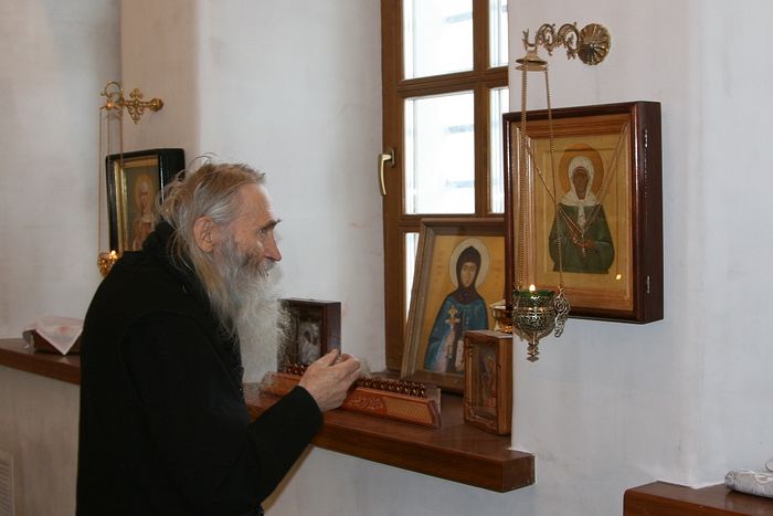 Schema-Archimandrite Iliy (Nozdrin) gives his blessing for the creation of a new side-altar dedicated to St. Matrona of Moscow.