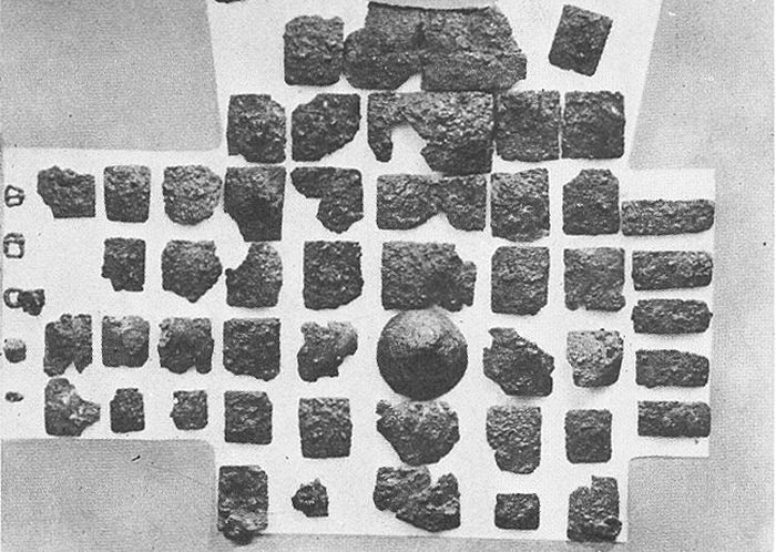 Доспех, найденный при археологических раскопках в Довмонтовой башне и приписываемый князю Довмонту-Тимофею. Найденные пластины и вариант реконструкции.