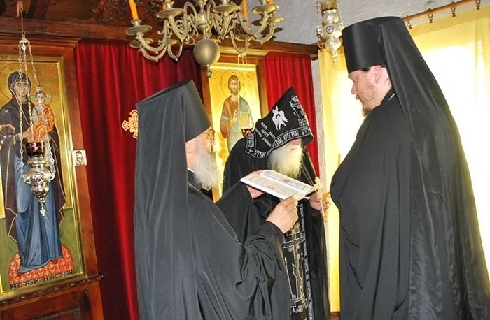 Епископ Корсунский Нестор совершает постриг отца Гавриила в великую схиму