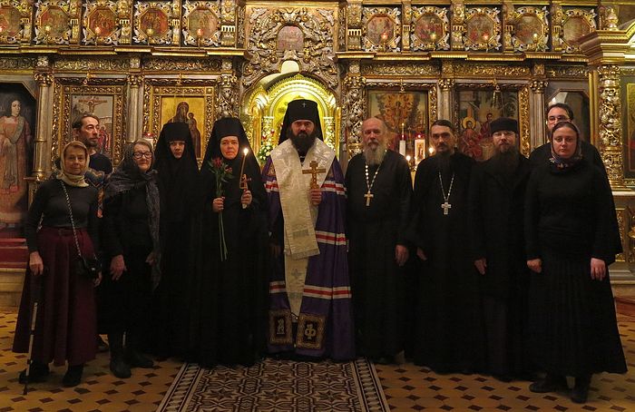 Архиепископ Феофилакт с новопостриженной монахиней Иулианией и знакомыми ей священниками, монахами, мамой и друзьями
