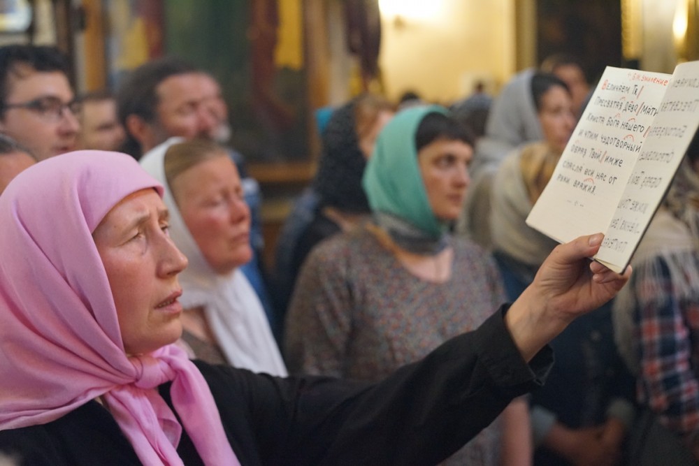Singing the Akathist Hymn to the Mother of God