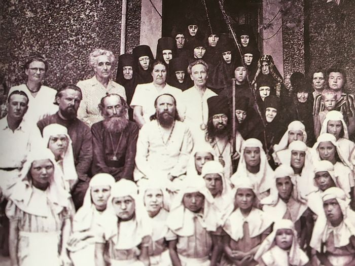 Vladyka John with the inhabitants of the Vladimir Icon of the Theotokos Monastery, Abbess Ariadna, clergy, and the wards of the Olginsk shelter at the monastery