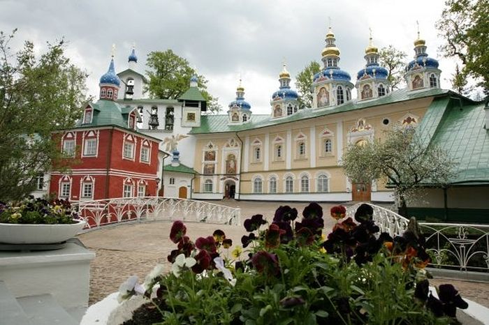 Фото: https://www.pskovo-pechersky-monastery.ru/fotogalereya/