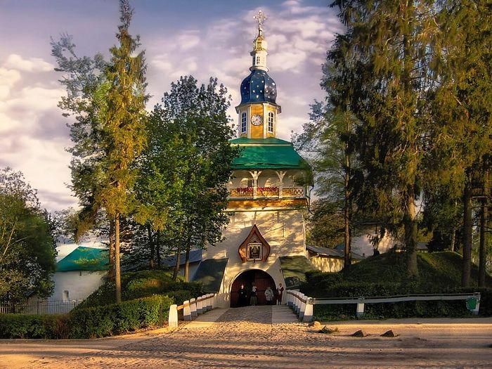 Святые врата Псково-Печерского монастыря
