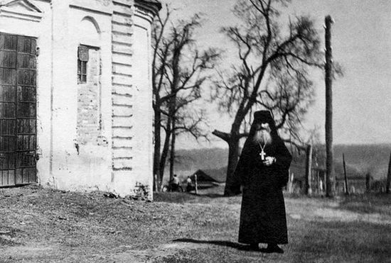 Иеромонах Рафаил у Благовещенского храма г. Козельска. 1940-е годы. Изображение с сайта optina.ru