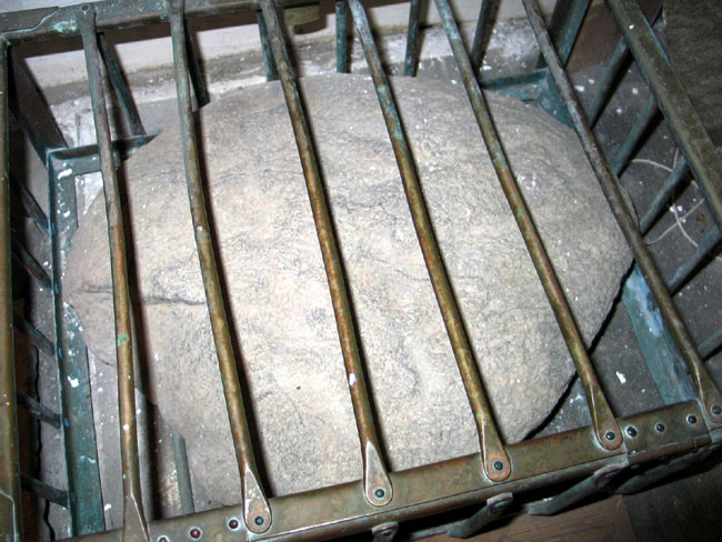 Предполагаемый камень-подушка прп. Колумбы на Ионе (источник - J. Demetrescu, _Saints and Stones_)