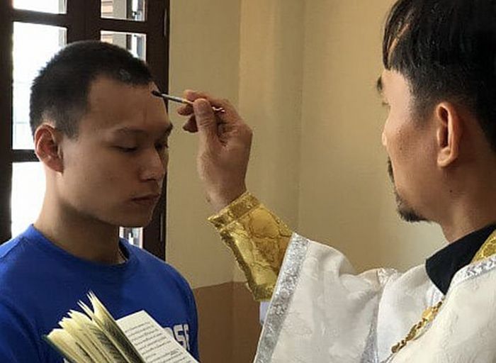 Протоиерей Даниил Ванна крестит гражданина Таиланда Пхитукванича Ватчаравута. Фото из архива Представительства Православной церкви в Таиланде 