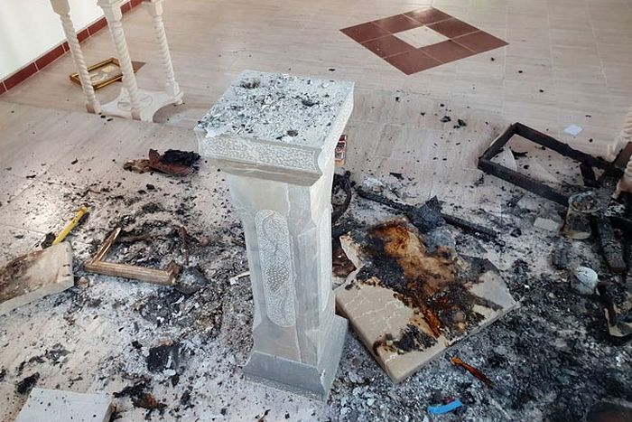 Оштећен часни престо и запаљена унутрашњост цркве у Чекрчићима. Фото: СРНА