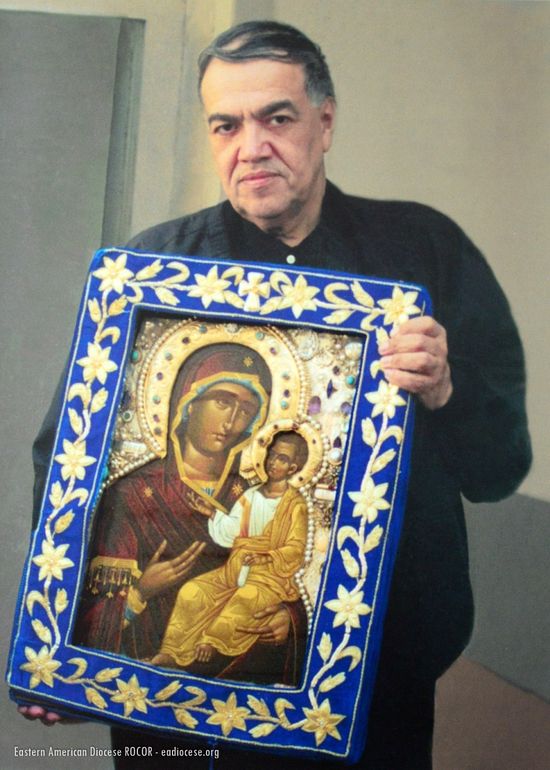 Брат Иосиф Муньос с мироточивой Монреальской Иверской иконой Божьей Матери