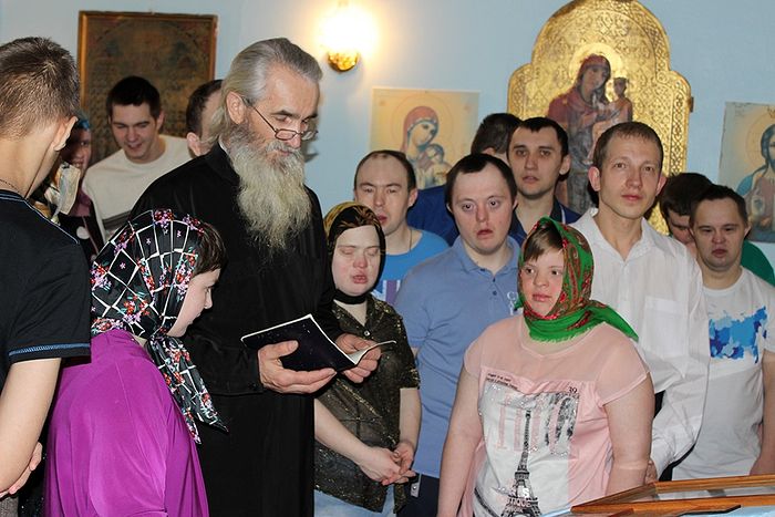 Reading of an akathist hymn on Sunday at the Syktyvkar Psychoneurological Home’s church