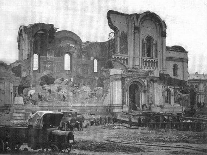 Уништење саборног храма Александра Невског у Варшави