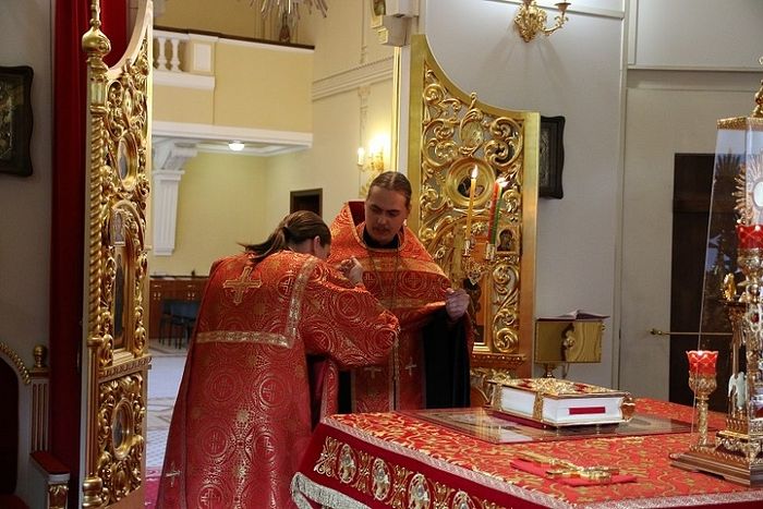 Священник Игорь Сысуев во время совершения богослужения выпускниками семинарии 2018 года в священном сане