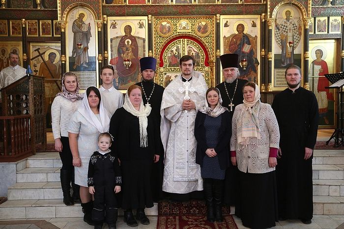 Священник Кирилл Терентьев после хиротонии со своей семьей и близкими