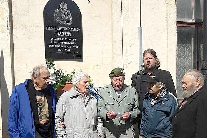 Мемориальная доска штандартенфюреру СС Альфонсу Ребане в эстонском поселке Мустла