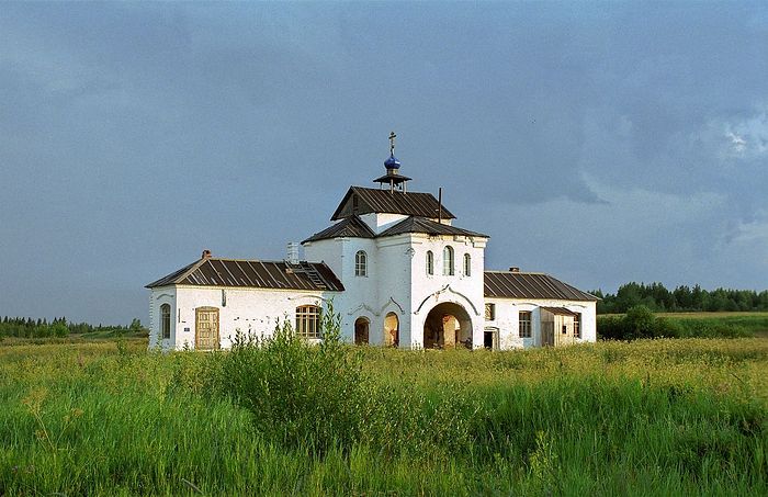 Богоявленский Кожеезерский монастырь в настоящее время. Надвратная церковь