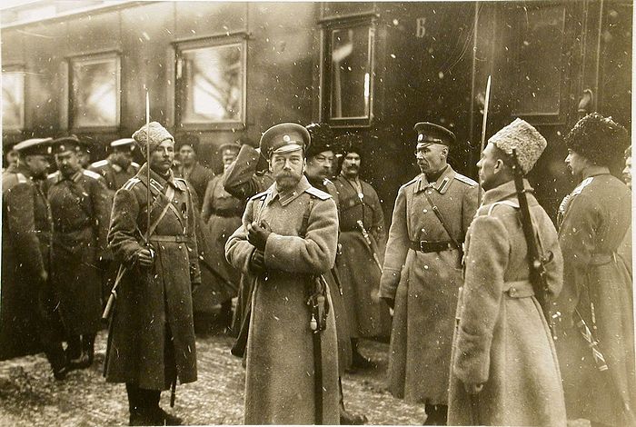 Император Николай II (в центре) у своего вагона