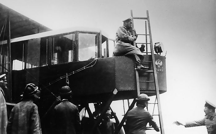 Николай II осматривает четырехмоторный аэроплан «Русский витязь» И.И. Сикорского. Лето 1913 года
