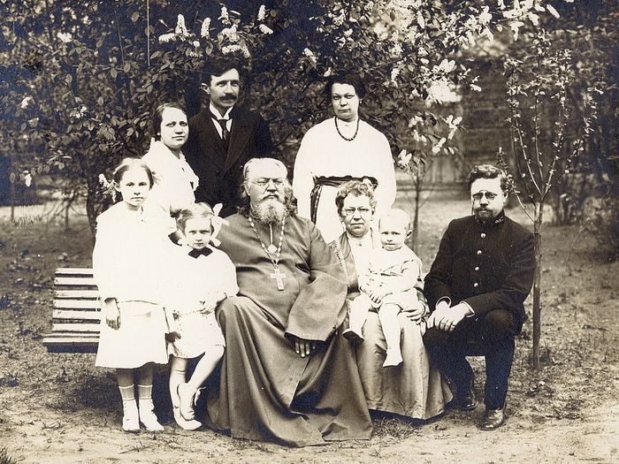 Семья на прогулке на Страстном бульваре в мае 1914 года: сщмч. Неофит Любимов и его супруга матушка Мария (у нее на руках внук Константин) сидят в центре, мч. Николай Варжанский стоит, рядом с ним (первая слева) - его супруга Зинаида Неофитовна