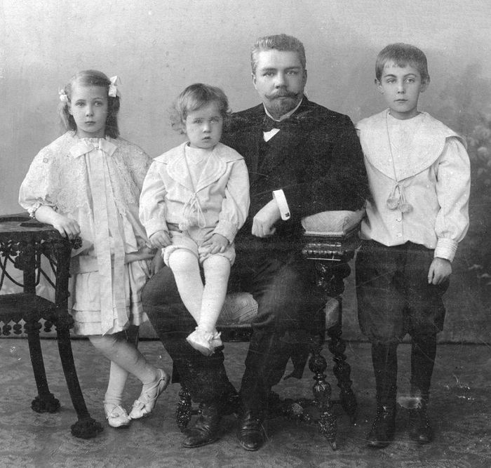 На снимке инженер Н.Н. Приемский с детьми Ольгой, Гришей, Колей (последний был репрессирован в 1937 г.). Фото предоставлено родными Н.Н. Приемского. Источник: https://aselajn.livejournal.com/46715.html
