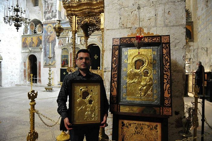 Зураб Шиошвили с чудотворной иконой «Царица, дарующая радость» у копии чудотворной иконы в монастыре Креста, Иерусалим