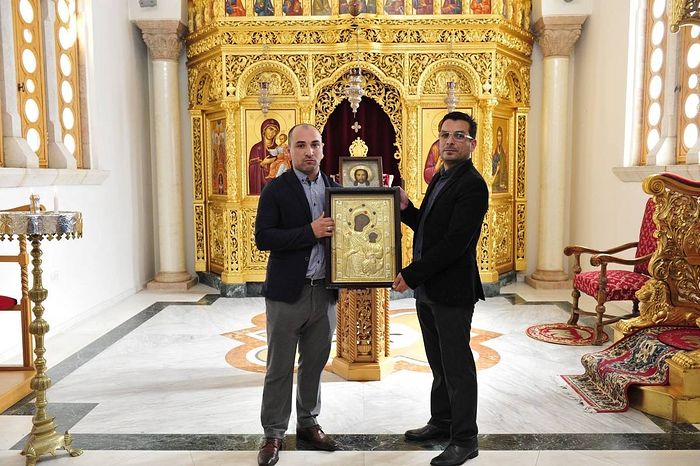 Хранители иконы Зураб Шиошвили и Георгий Чолокава с иконой «Царица, приносящая радость»