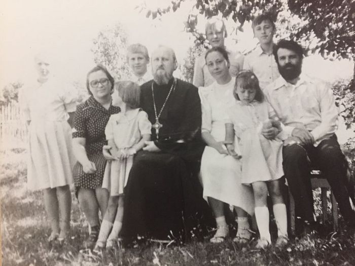 Будущий монах Севастиан - крайний справа. 15-летие венчания отца Геннадия и матушки Ксении