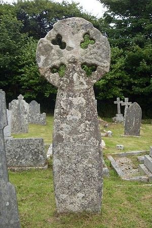 Древний крест на кладбище церкви Сент-Бреард, Корнуолл (источник - Stbrewardchurch.co.uk)