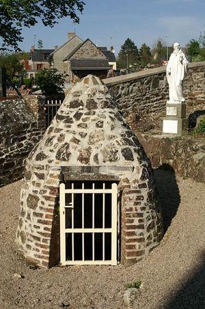 Статуя св. Гелерия близ источника в Бревиль-сюр-Мер, Манш, Франция