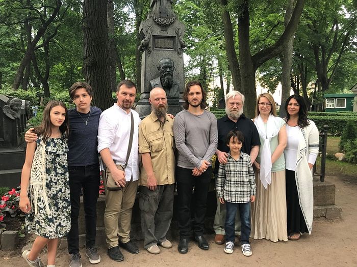 Семья Джексонов и семья Достоевских на могиле Ф.М. Достоевского
