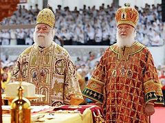 Primates of Alexandria and Russia celebrate Liturgy together in Moscow Kremlin