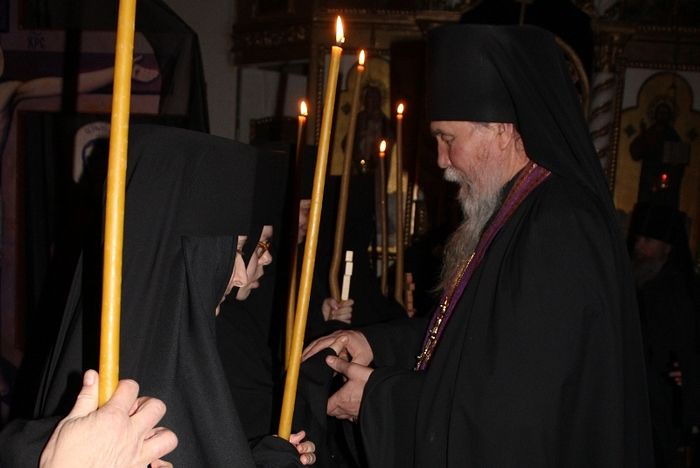 The convent’s father-confessor Archimandrite Anthony (Gavrilov) congratulates the sisters on receiving the monastic tonsure.