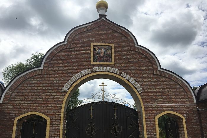 Святые врата монастыря