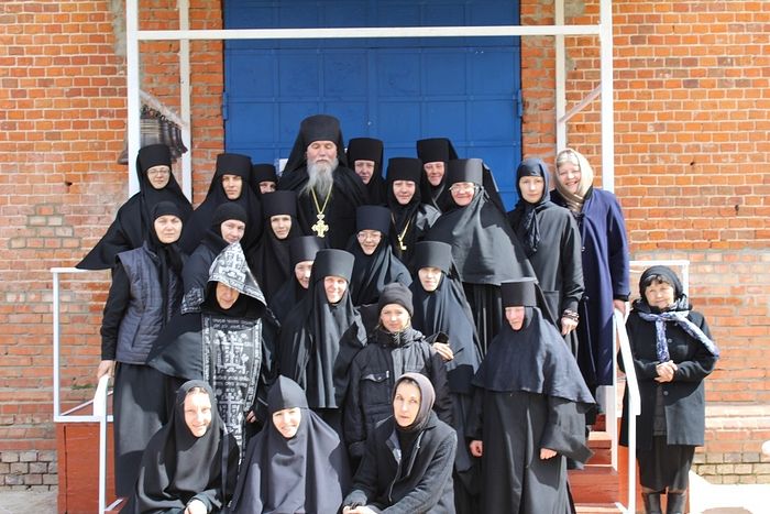 The convent’s sisters with their father confessor Archimandrite Anthony (Gavrilov).