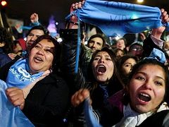 Argentina abortion: Senate defeats bill after polarising debate
