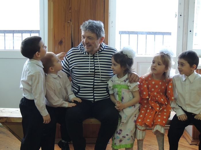 Андрей Викторович Завражнов с детьми приюта