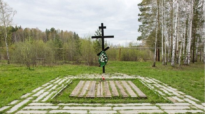 An Orthodox cross marks the grave where the remains of Emperor Nicholas II, his wife, three of their five children and four faithful retainers were discovered at Porosenkov Log in 1979. Photo: Royal Russia