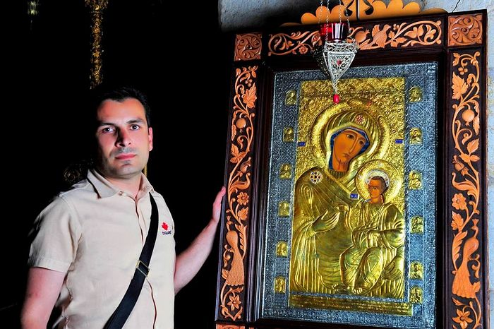 Зураб Шиошвили с чудотворной иконой «Царица, дарующая радость» у копии чудотворной иконы в монастыре Креста. Иерусалим