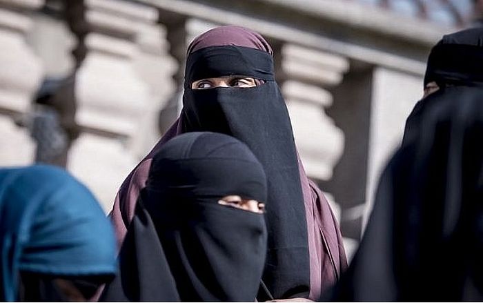 Протестующие против принятия нового закона женщины-мусульманки в никабах рядом с парламентом Дании. Копенгаген. 31 мая 2018 г.