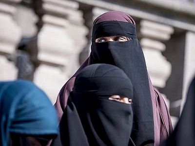 В Дании принят закон о запрете ношения в общественных местах исламских головных уборов, скрывающих лицо