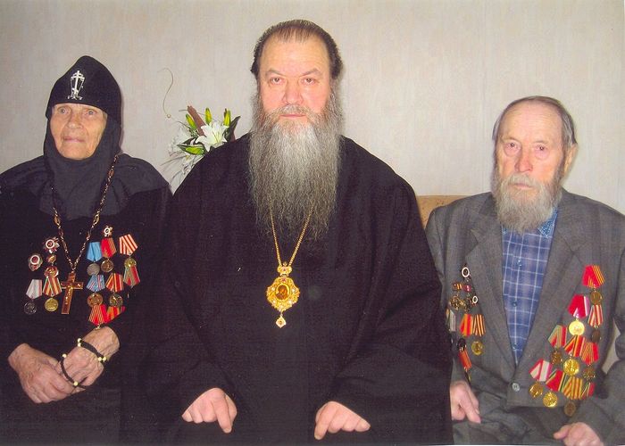 Митрополит Тихон (Емельянов) с родителями – Григорием Степановичем и Екатериной Тимофеевной (схимонахиней Амвросией). Ныне здравствующему папе сейчас 102 года