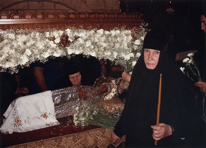 Игумения Георгия (Щукина) у плащаницы Божией Матери на праздник Успения