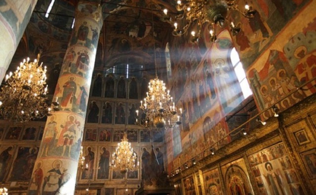 Interior of the Dormition Cathedral, Moscow Kremlin. Photo: Pradiz.com.